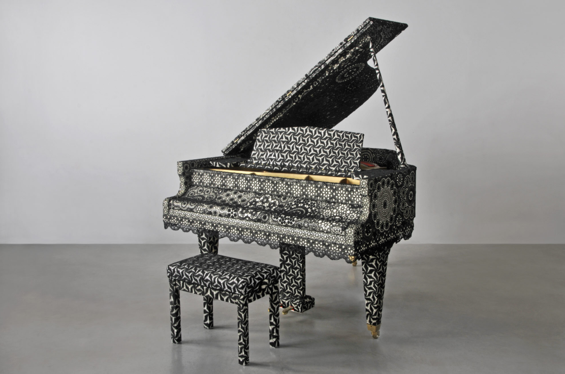 Obra "Piano" hecho de crochet de Joana Vasconcelos