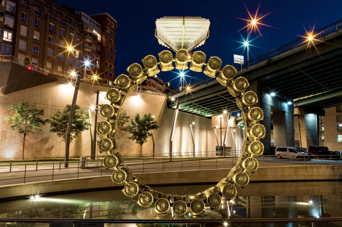 Obra "Solitario" de Joana Vasconcelos en Bilbao de noche